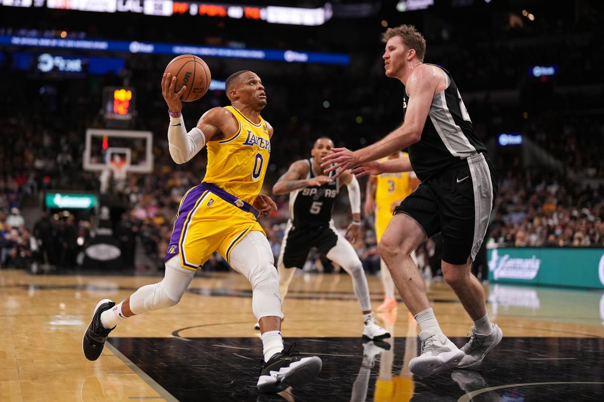 Lakers và Spurs đã cháy hết mình với nhau trên sân đấu