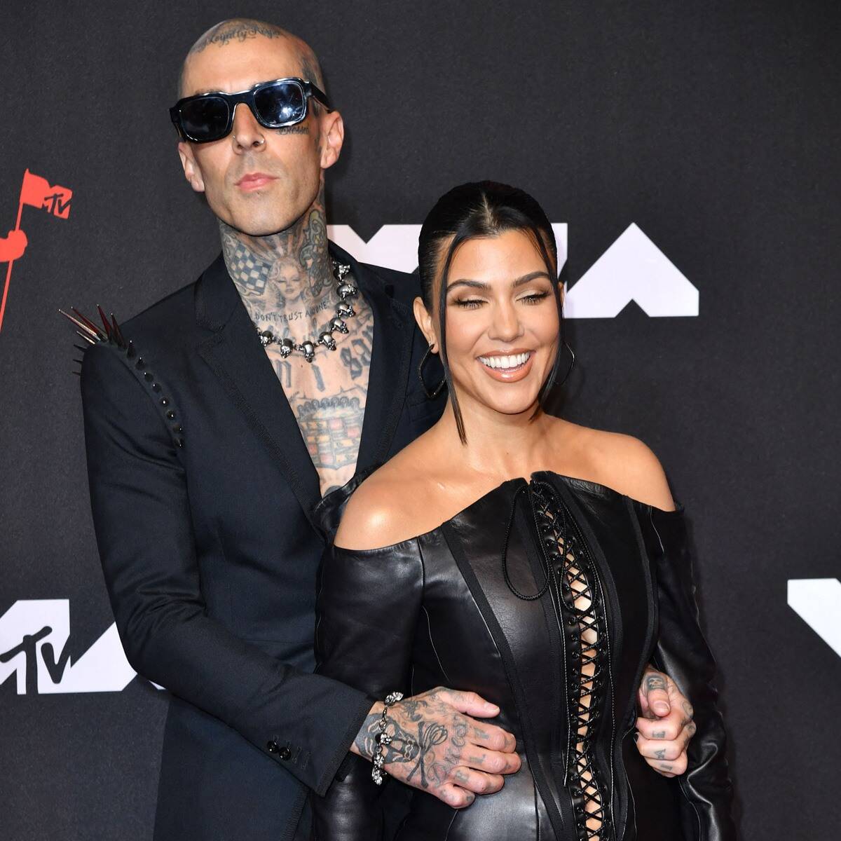 Cặp đôi Travis Barker và Kourtney Kardashian luôn thân thiết ở mọi nơi